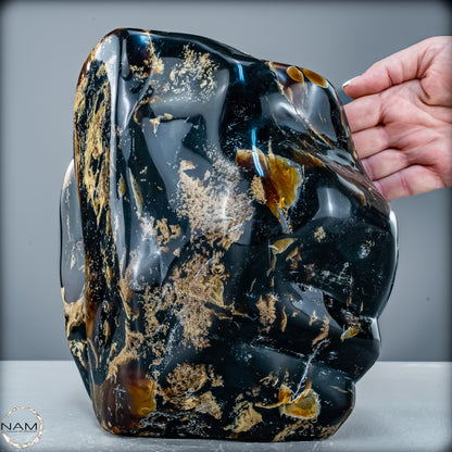 Naturlicher Großer Blau-Roter Bernstein aus Indonesien auf Ständer - 4107,23 g