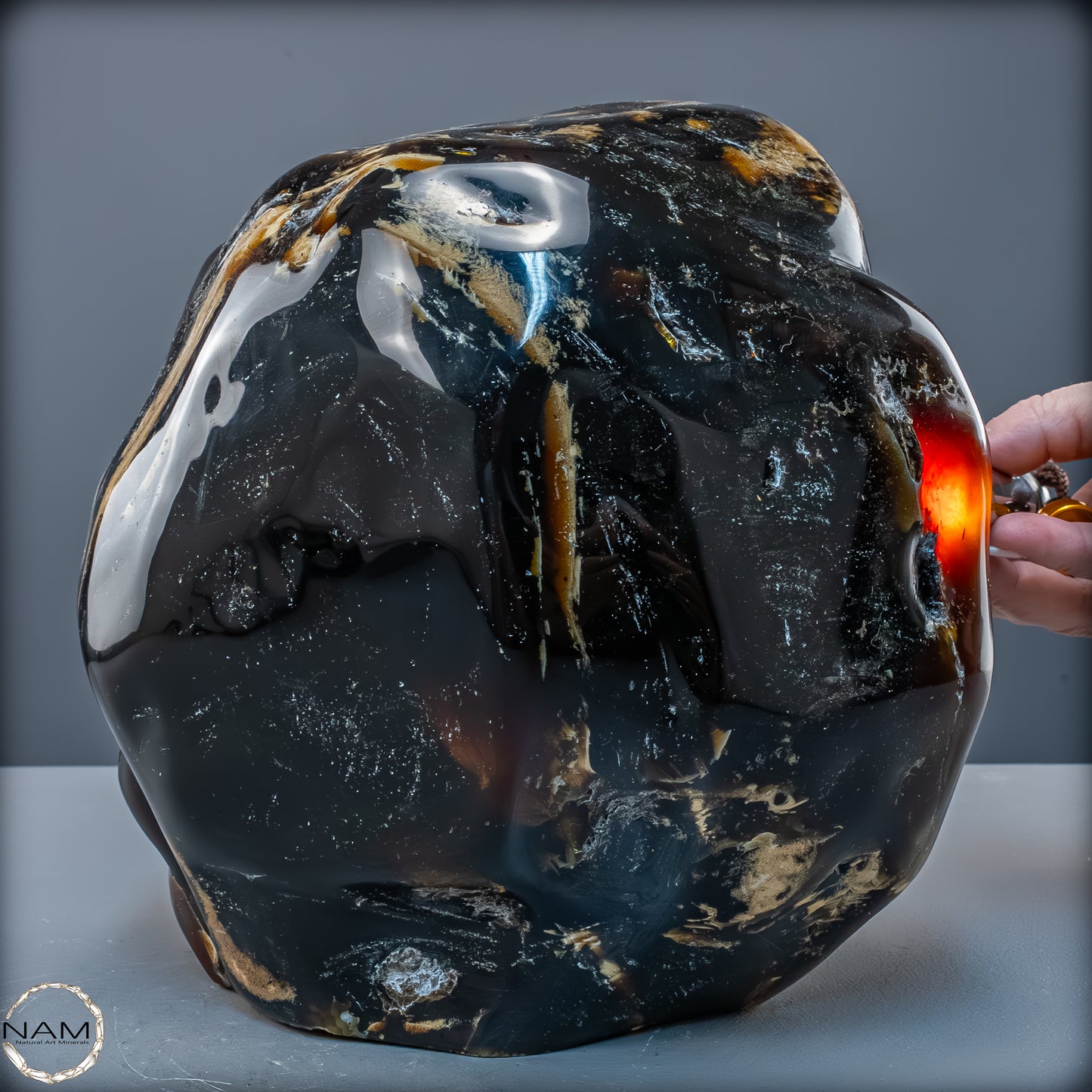 Naturlicher Großer Blau-Roter Bernstein aus Indonesien auf Ständer - 4107,23 g