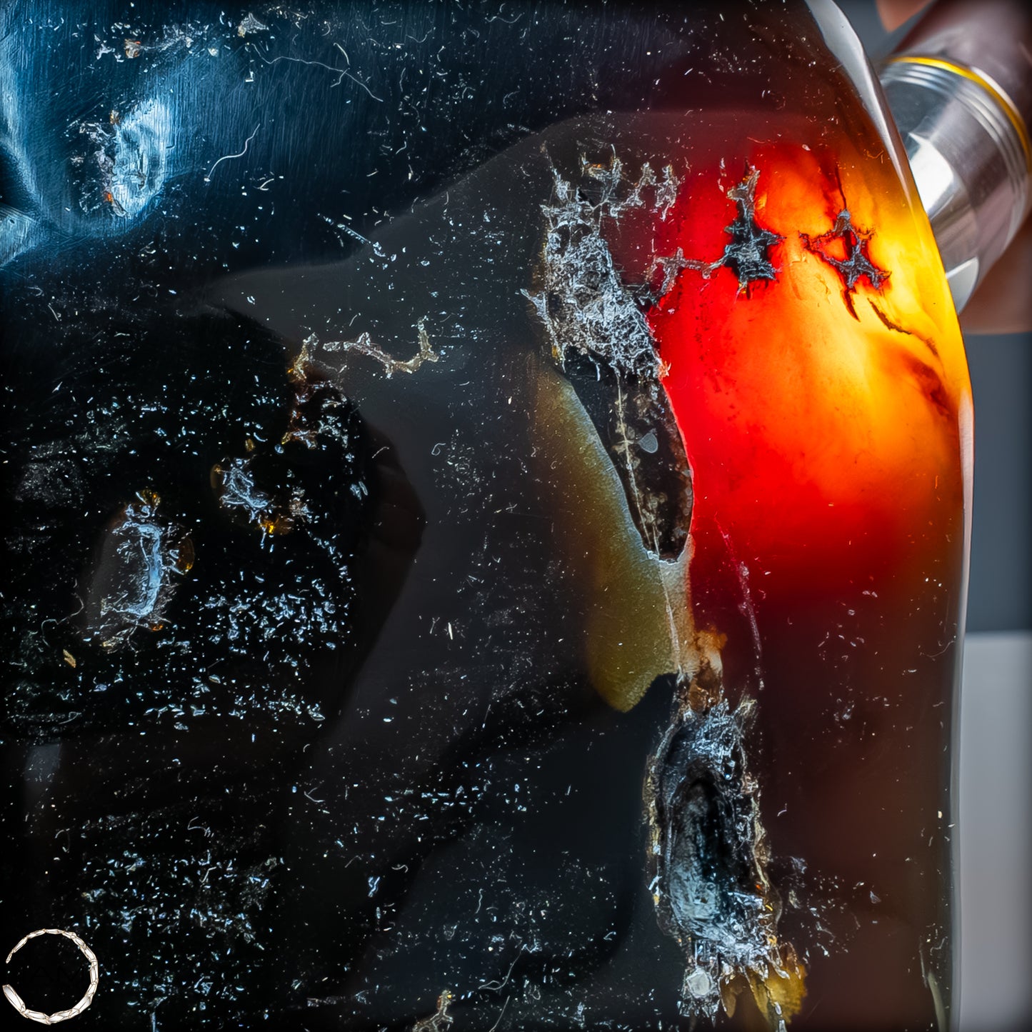 Naturlicher Großer Blau-Roter Bernstein aus Indonesien auf Ständer - 4107,23 g