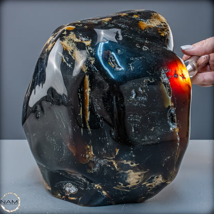 Naturlicher Großer Blau-Roter Bernstein aus Indonesien auf Ständer - 4107,23 g