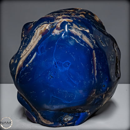 Naturlicher Großer Blau-Roter Bernstein aus Indonesien auf Ständer - 4107,23 g