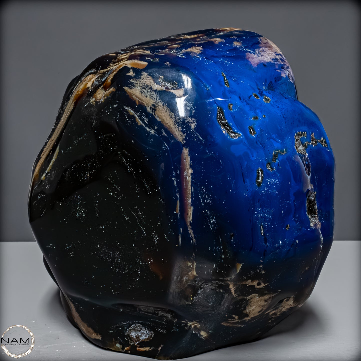 Naturlicher Großer Blau-Roter Bernstein aus Indonesien auf Ständer - 4107,23 g