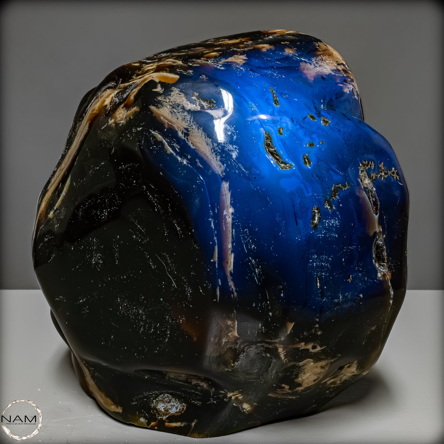 Naturlicher Großer Blau-Roter Bernstein aus Indonesien auf Ständer - 4107,23 g