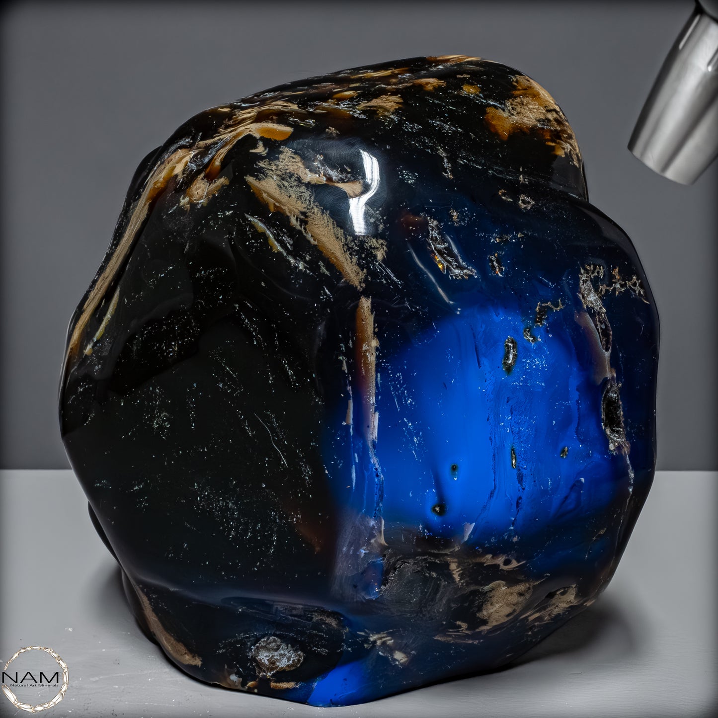 Naturlicher Großer Blau-Roter Bernstein aus Indonesien auf Ständer - 4107,23 g