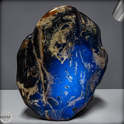 Naturlicher Großer Blau-Roter Bernstein aus Indonesien auf Ständer - 4107,23 g