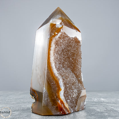 Achat Obelisk mit Chalcedon – Kraft, Klarheit und innere Stabilität 787,64g