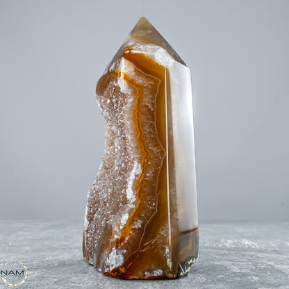 Achat Obelisk mit Chalcedon – Kraft, Klarheit und innere Stabilität 787,64g