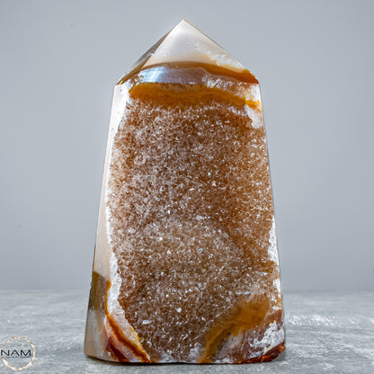 Achat Obelisk mit Chalcedon – Kraft, Klarheit und innere Stabilität 787,64g