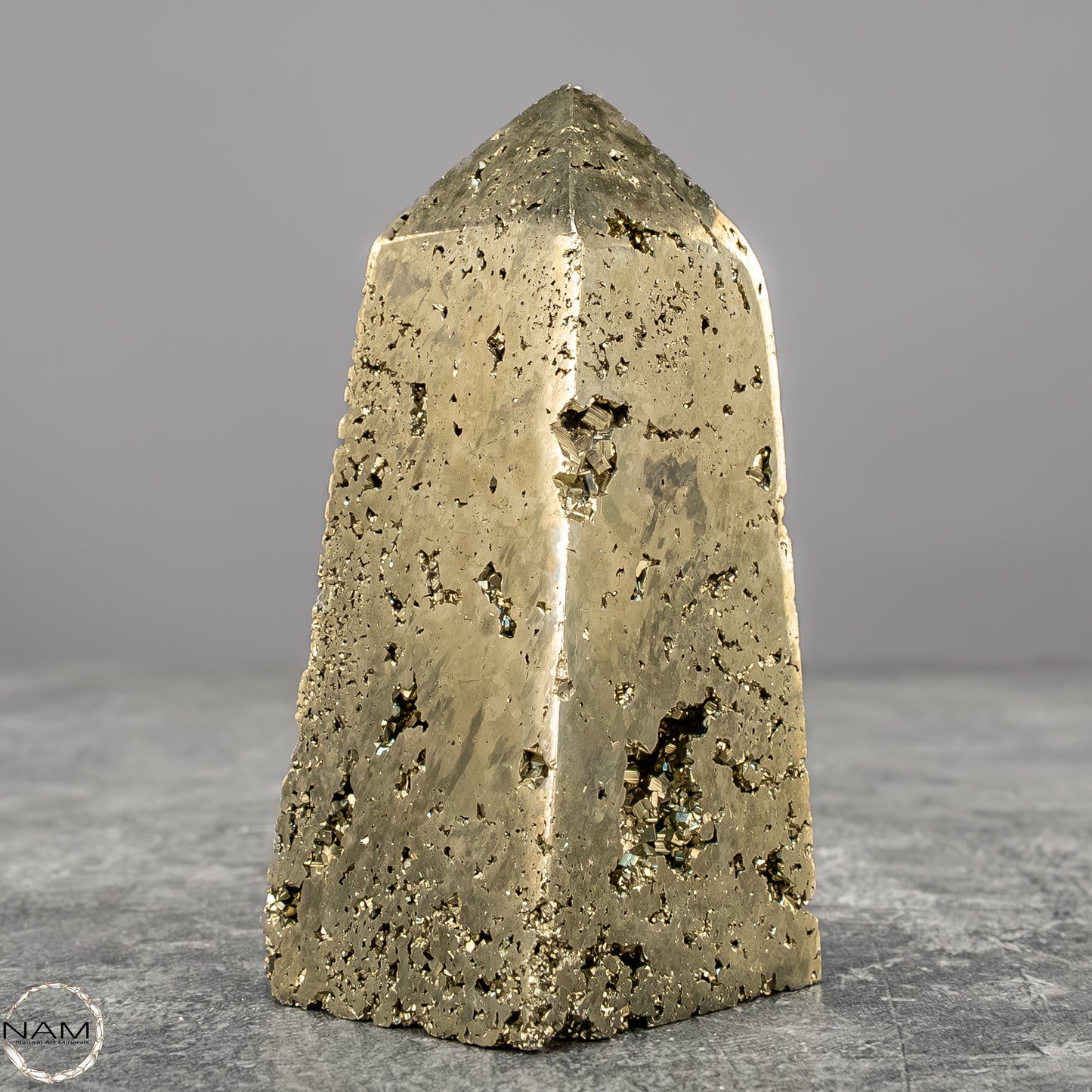 Natürlicher Pyrit-Kristall Obelisk –  236,55g