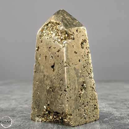 Natürlicher Pyrit-Kristall Obelisk –  236,55g