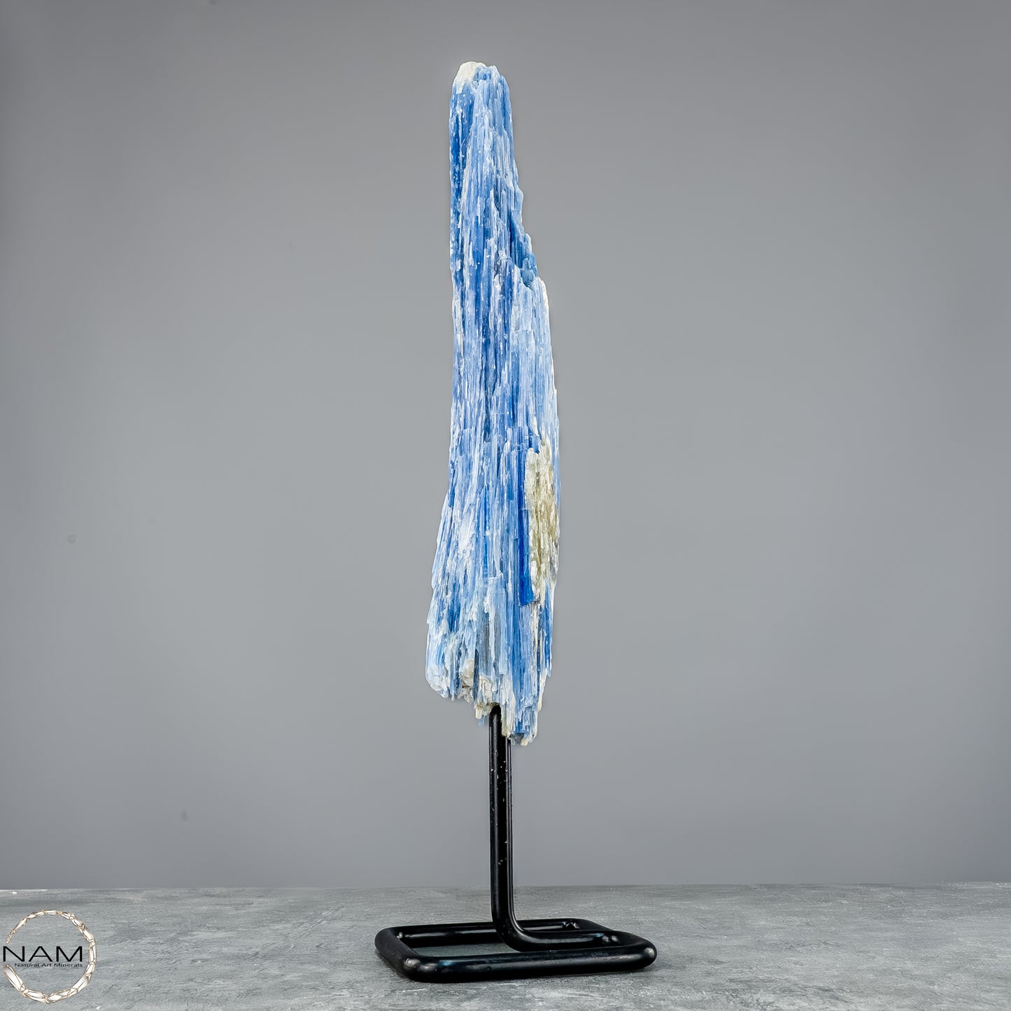 Natürlicher Kyanit-Kristall Cluster auf Ständer aus Brasilien - 877,22g