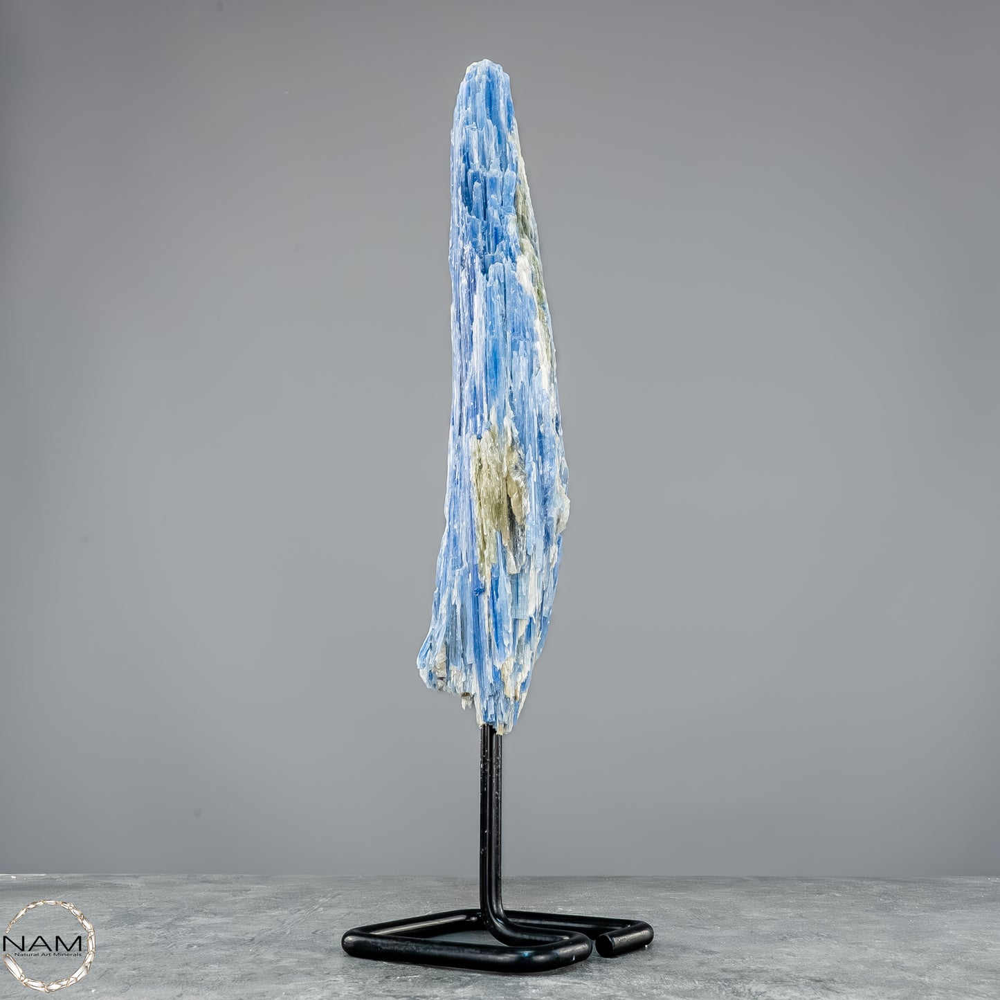 Natürlicher Kyanit-Kristall Cluster auf Ständer aus Brasilien - 877,22g