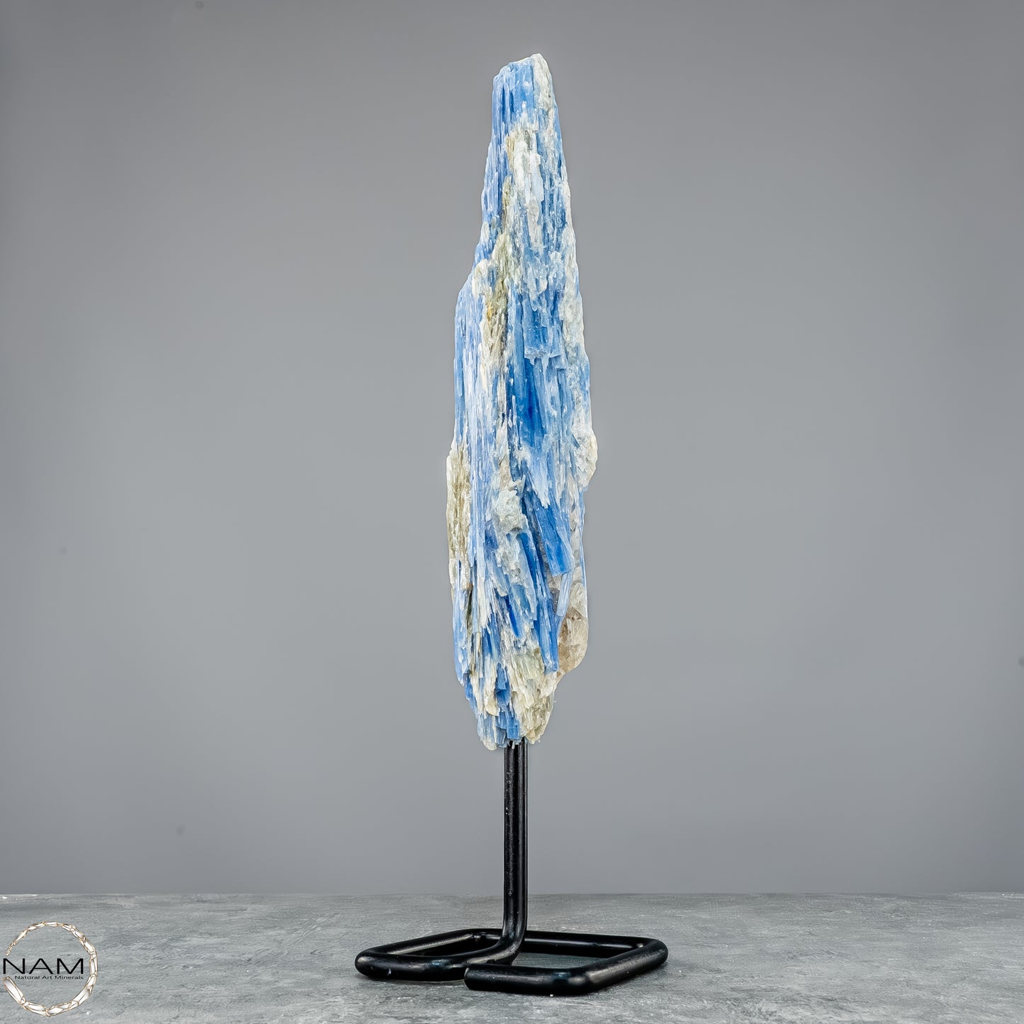Natürlicher Kyanit-Kristall Cluster auf Ständer aus Brasilien - 877,22g