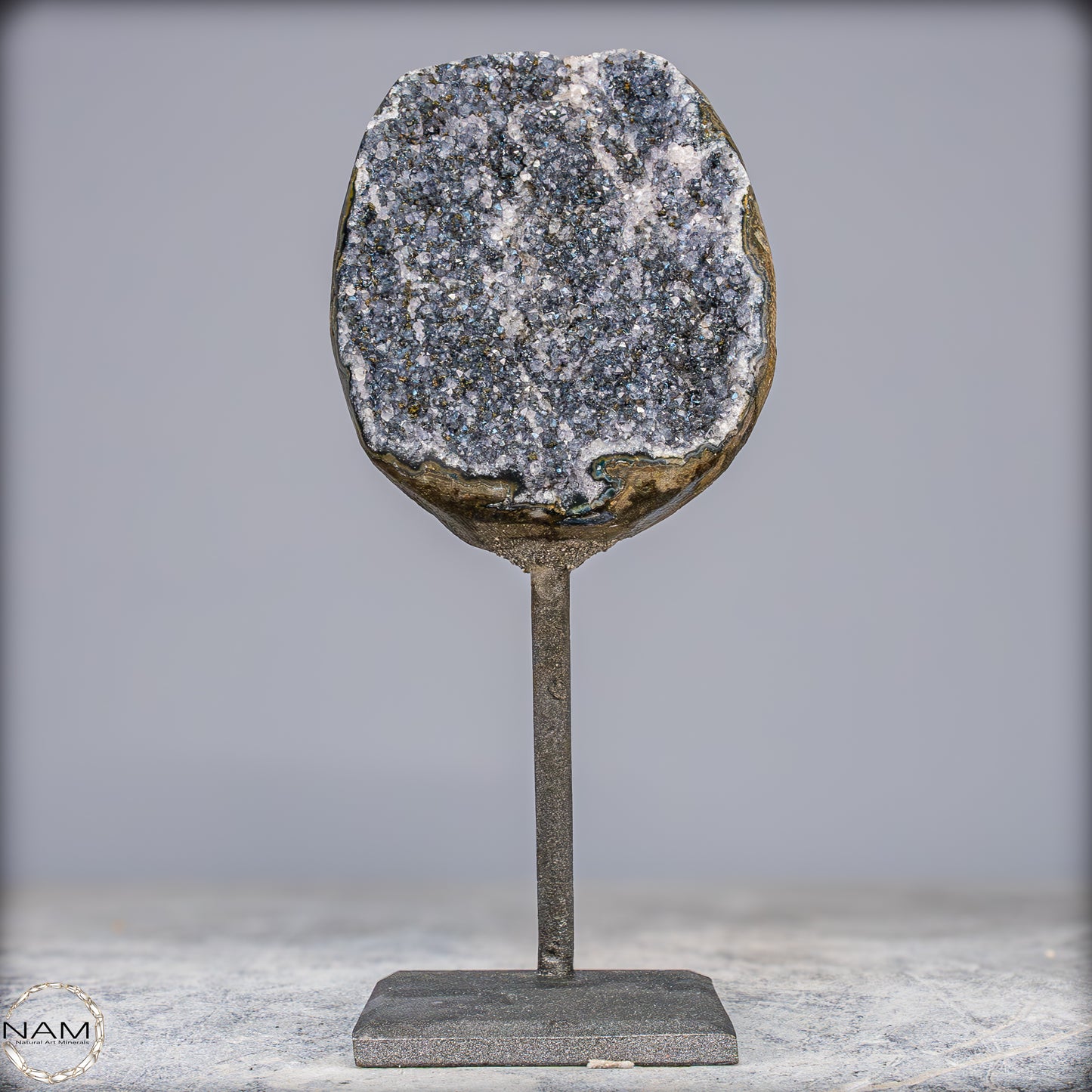 Natürliche Schwarze Amethyst Druse mit Calzit Kristallen auf Ständer - 1084,21g