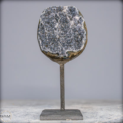 Natürliche Schwarze Amethyst Druse mit Calzit Kristallen auf Ständer - 1084,21g