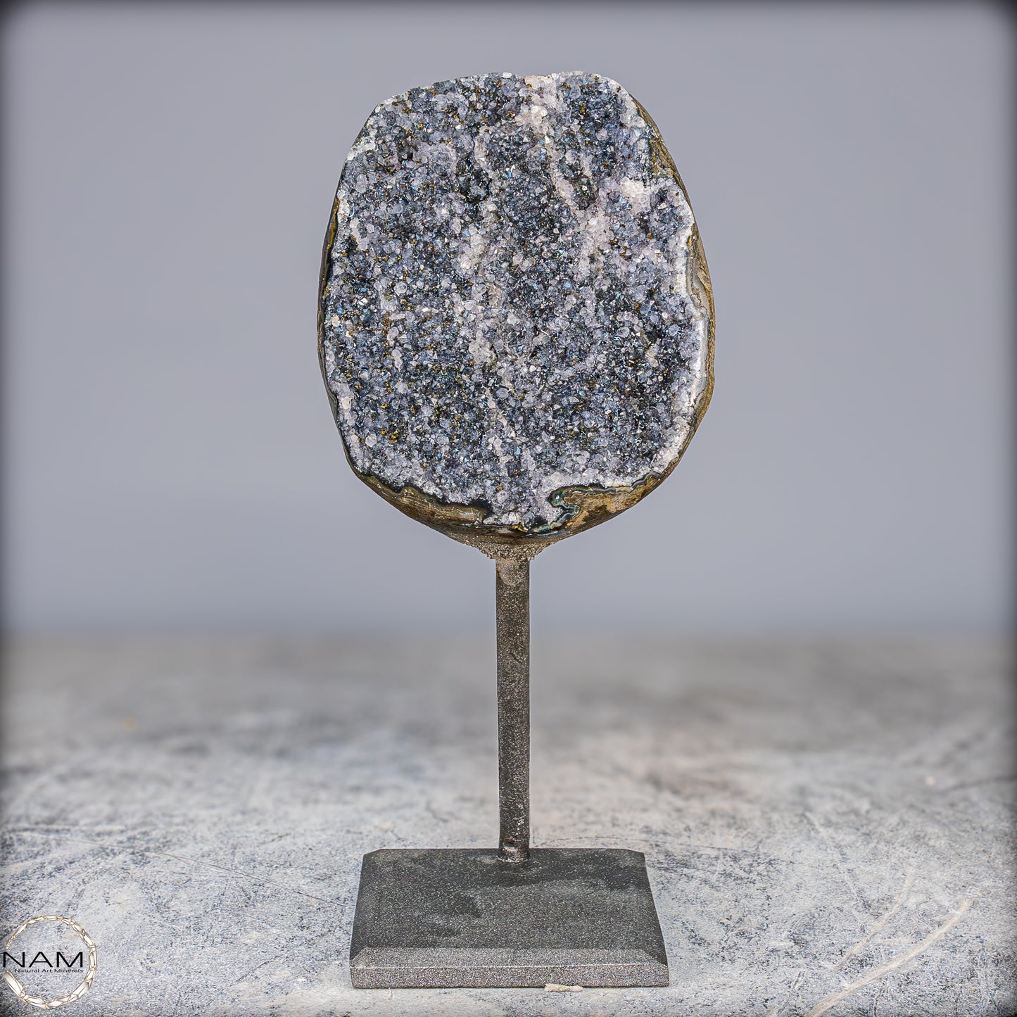 Natürliche Schwarze Amethyst Druse mit Calzit Kristallen auf Ständer - 1084,21g