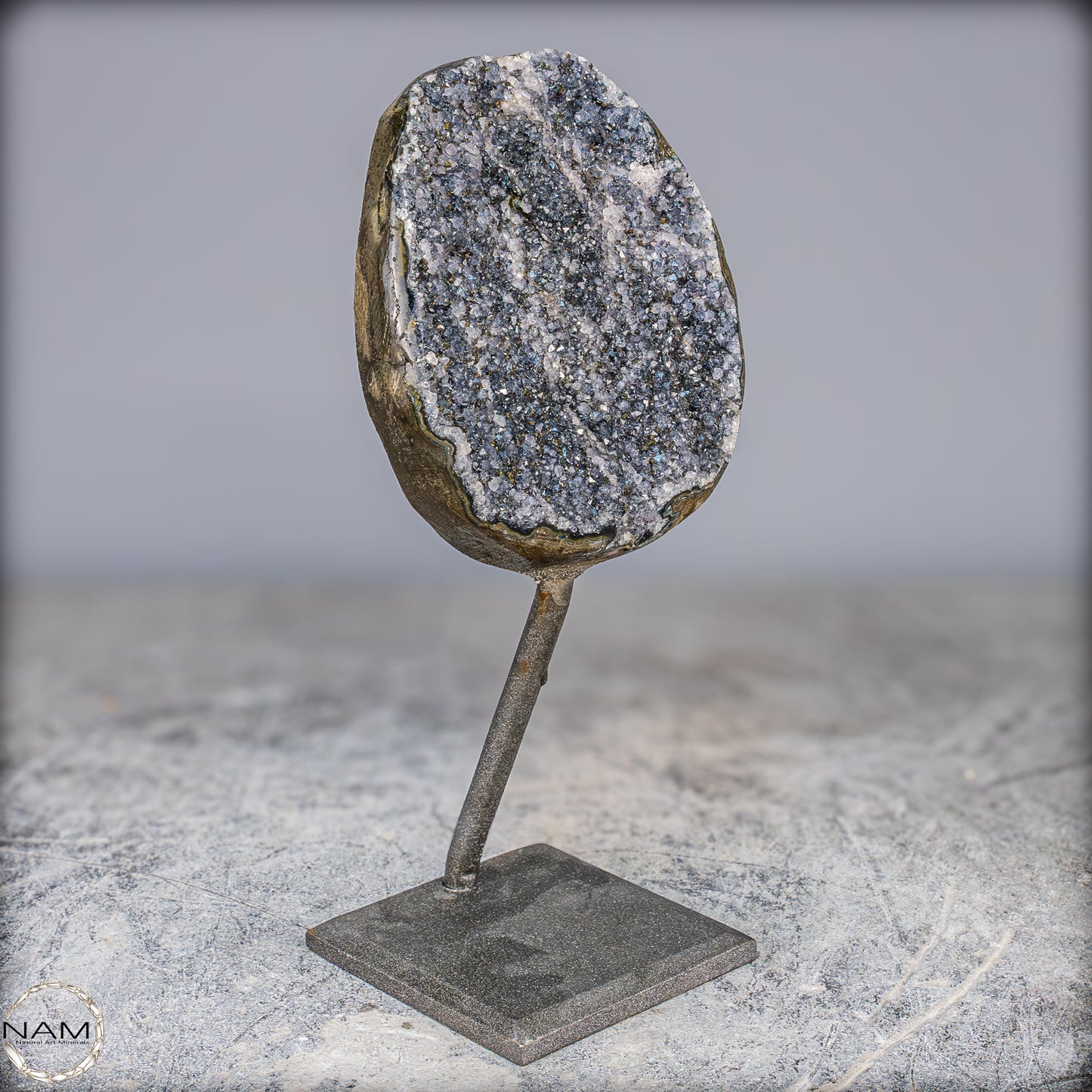 Natürliche Schwarze Amethyst Druse mit Calzit Kristallen auf Ständer - 1084,21g