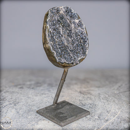 Natürliche Schwarze Amethyst Druse mit Calzit Kristallen auf Ständer - 1084,21g