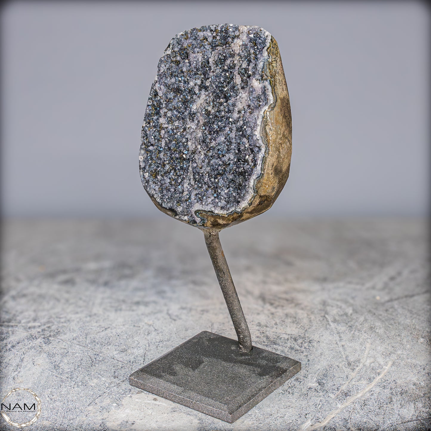 Natürliche Schwarze Amethyst Druse mit Calzit Kristallen auf Ständer - 1084,21g