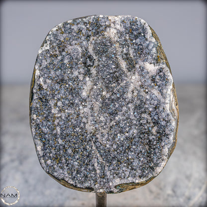 Natürliche Schwarze Amethyst Druse mit Calzit Kristallen auf Ständer - 1084,21g
