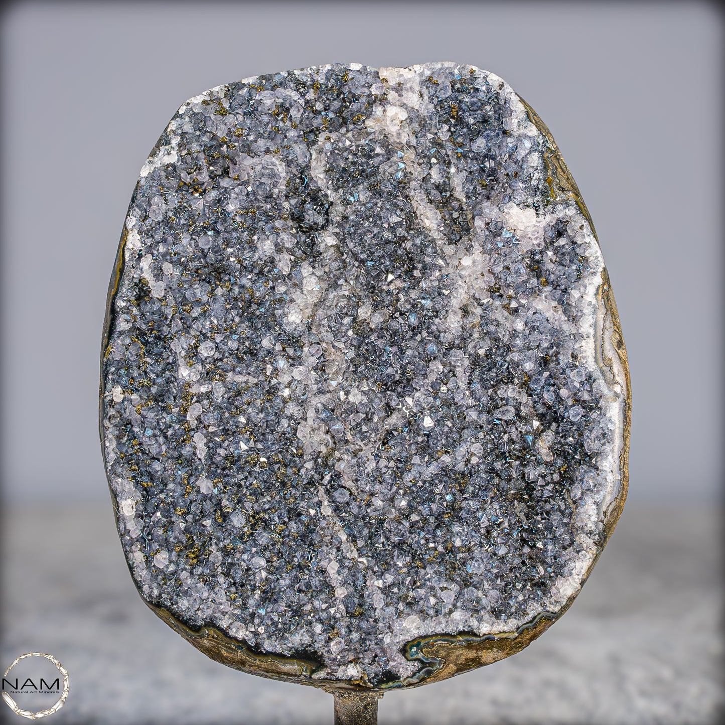 Natürliche Schwarze Amethyst Druse mit Calzit Kristallen auf Ständer - 1084,21g