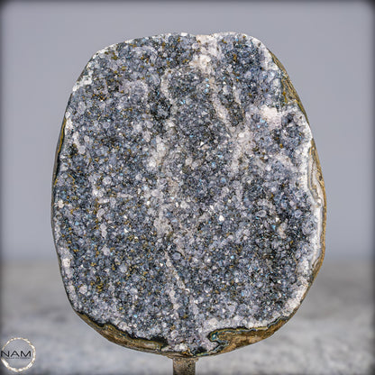 Natürliche Schwarze Amethyst Druse mit Calzit Kristallen auf Ständer - 1084,21g
