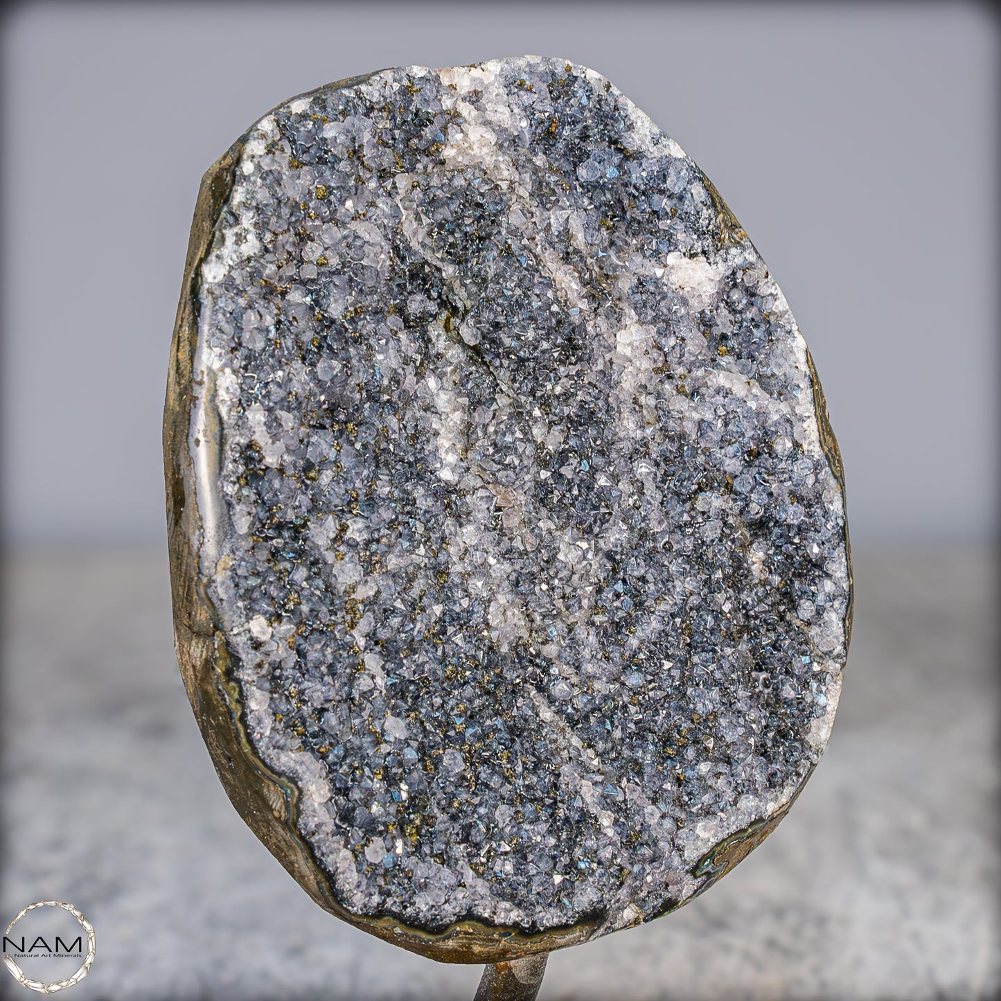 Natürliche Schwarze Amethyst Druse mit Calzit Kristallen auf Ständer - 1084,21g