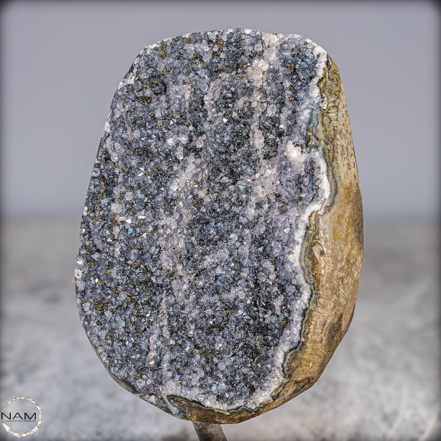 Natürliche Schwarze Amethyst Druse mit Calzit Kristallen auf Ständer - 1084,21g