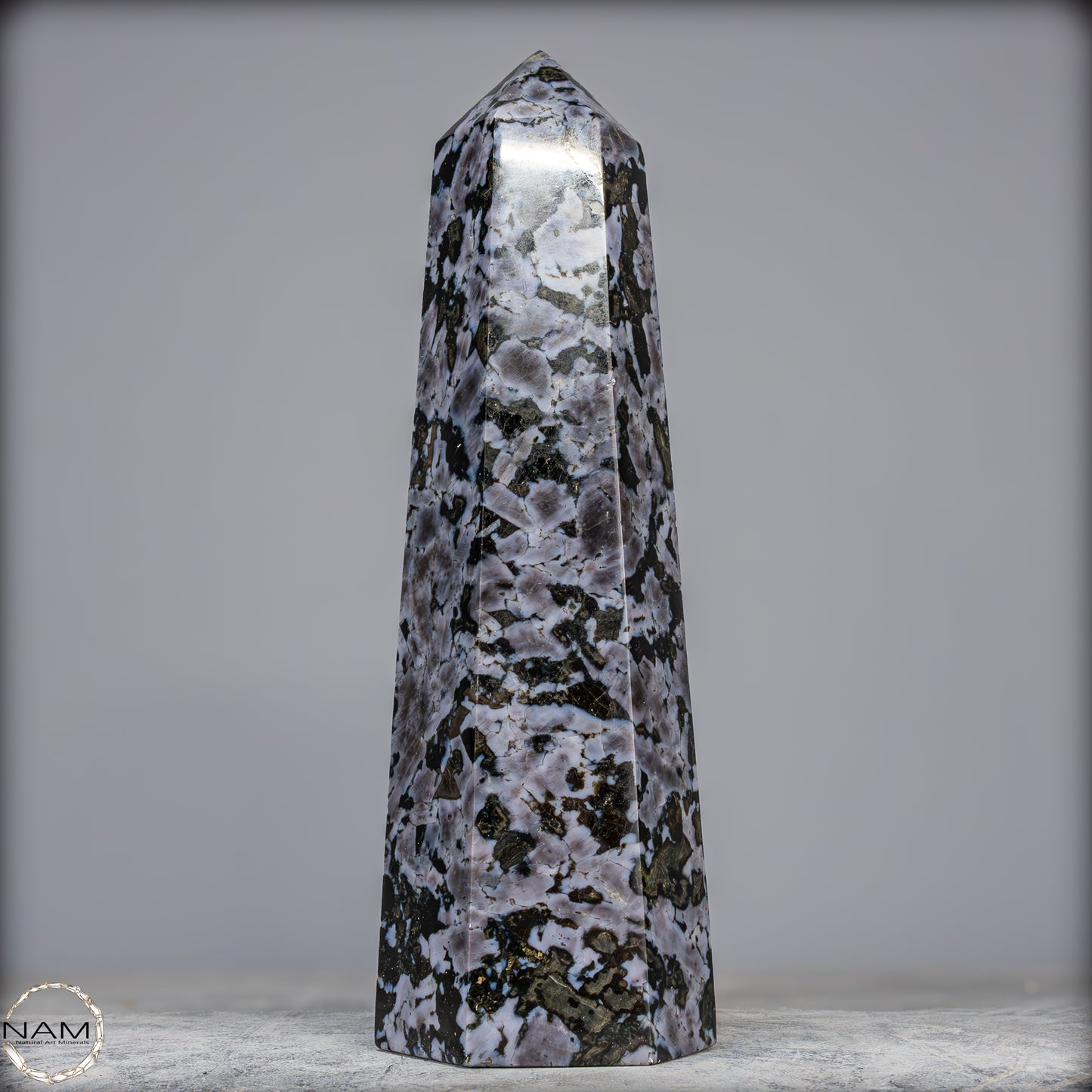 Natürlicher Merlinit (Gabbro) Kristall Obelisk - 1836,07g