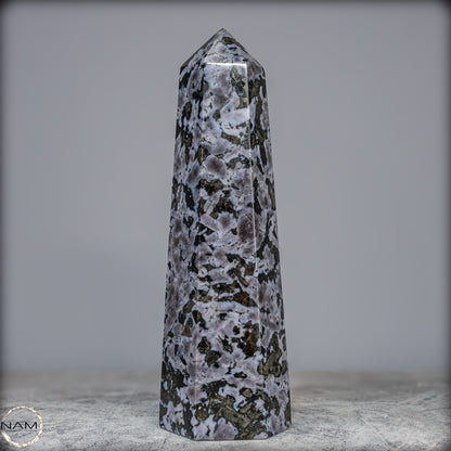 Natürlicher Merlinit (Gabbro) Kristall Obelisk - 1836,07g