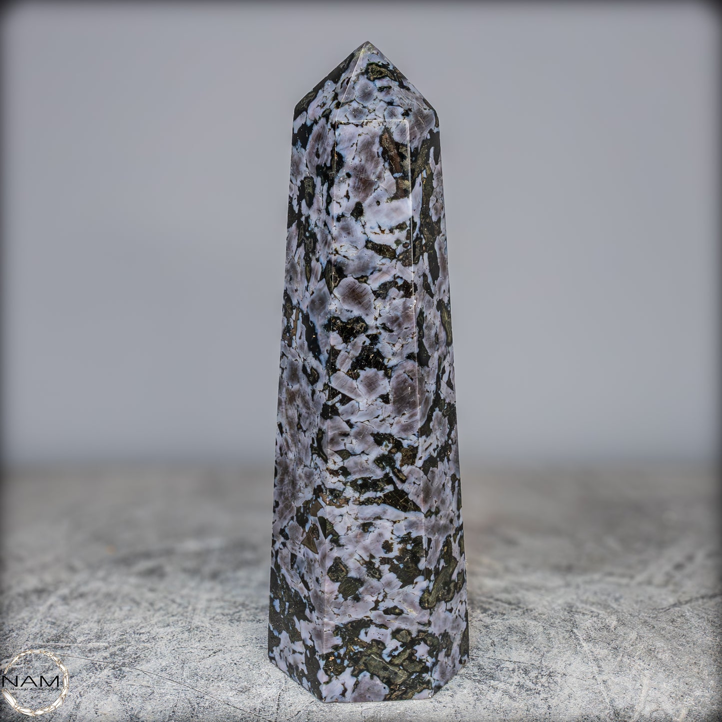 Natürlicher Merlinit (Gabbro) Kristall Obelisk - 1836,07g