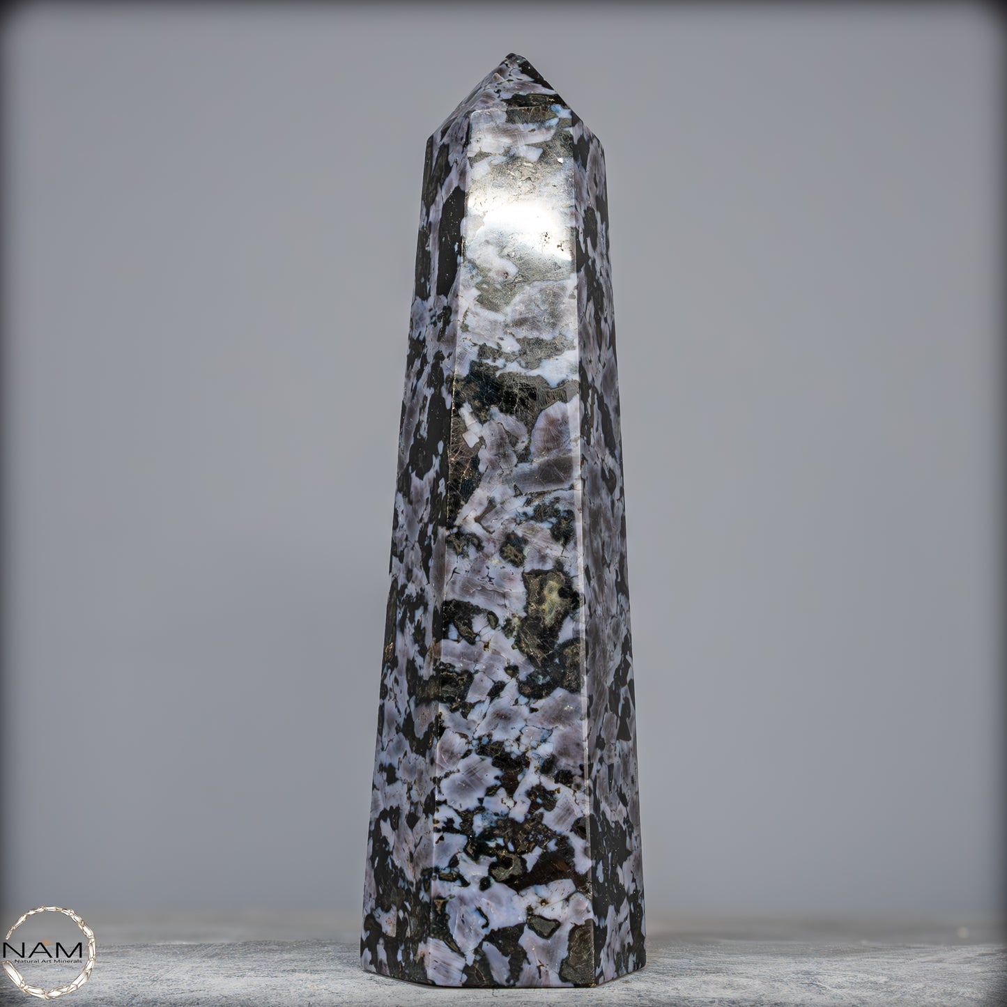 Natürlicher Merlinit (Gabbro) Kristall Obelisk - 1836,07g