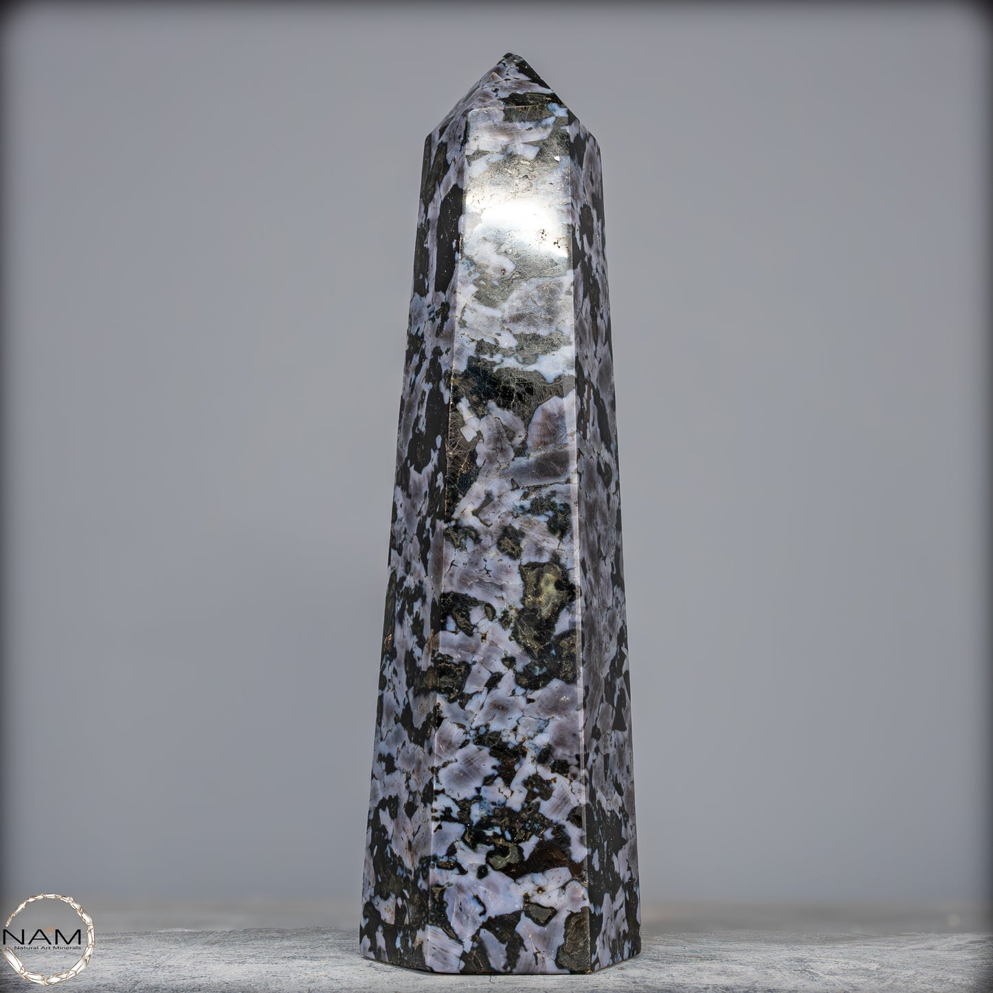 Natürlicher Merlinit (Gabbro) Kristall Obelisk - 1836,07g