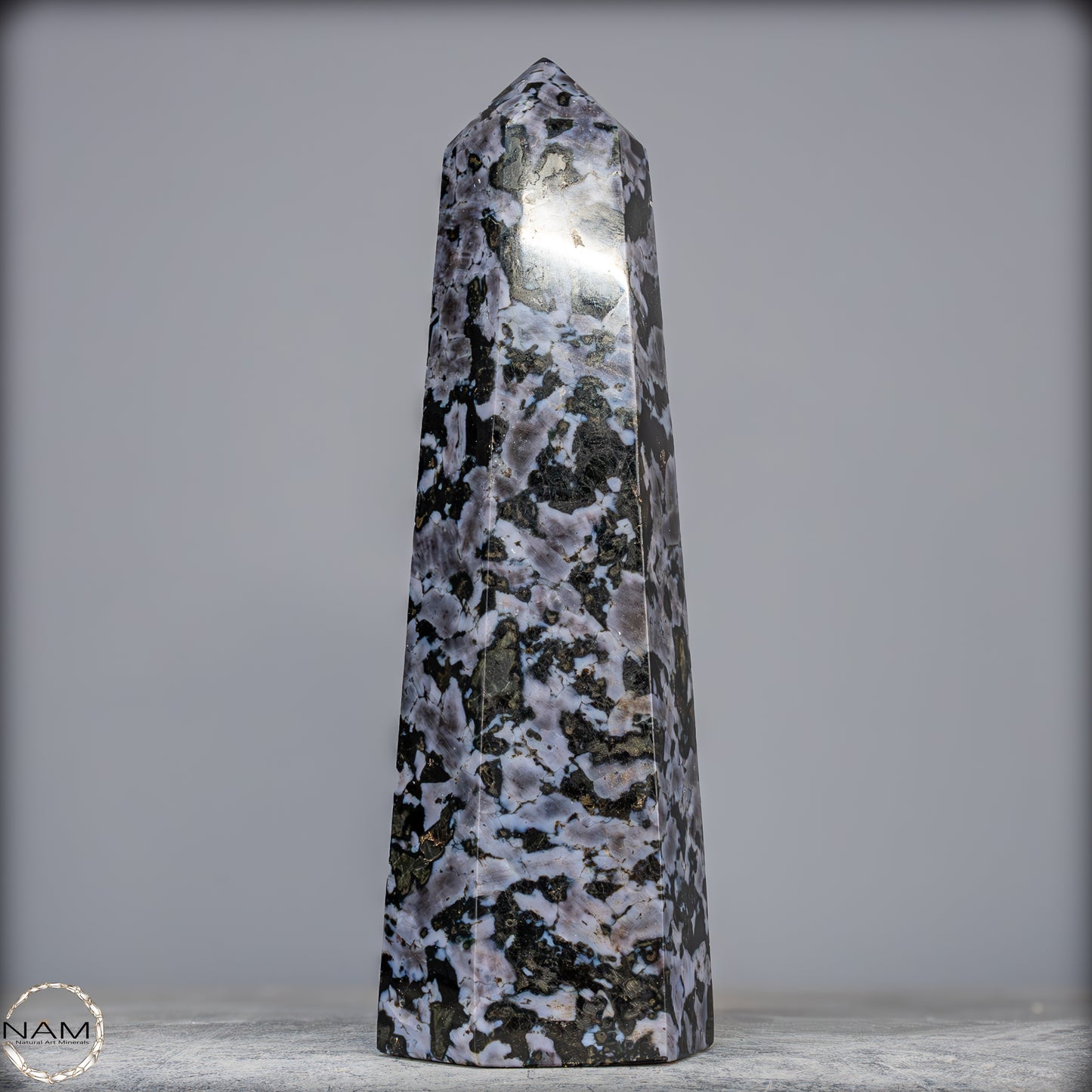 Natürlicher Merlinit (Gabbro) Kristall Obelisk - 1836,07g