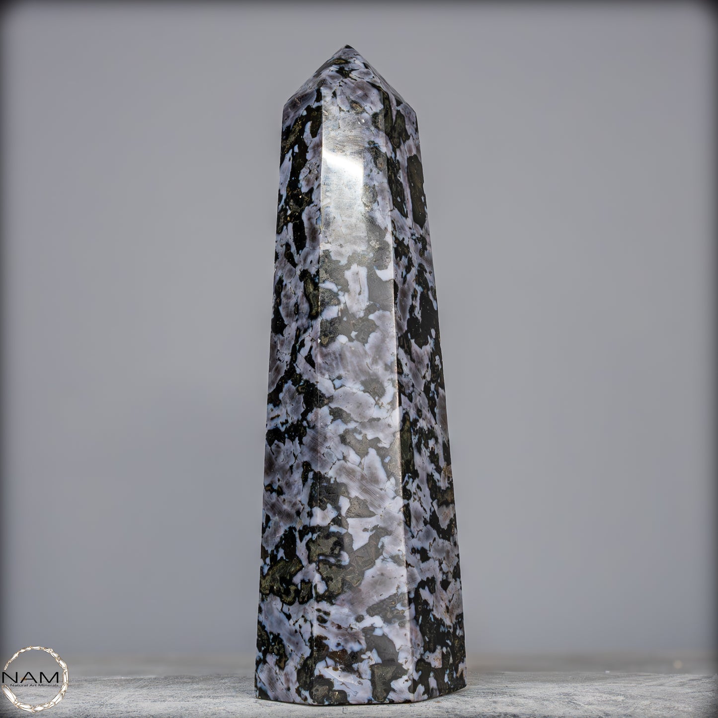 Natürlicher Merlinit (Gabbro) Kristall Obelisk - 1836,07g