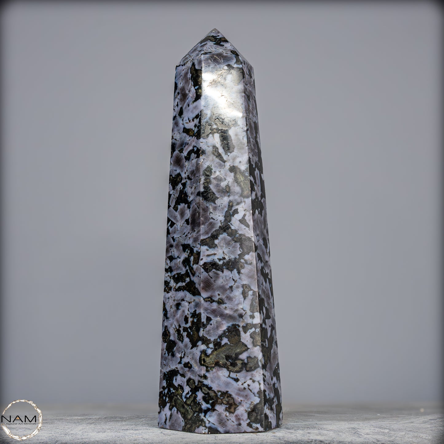 Natürlicher Merlinit (Gabbro) Kristall Obelisk - 1836,07g