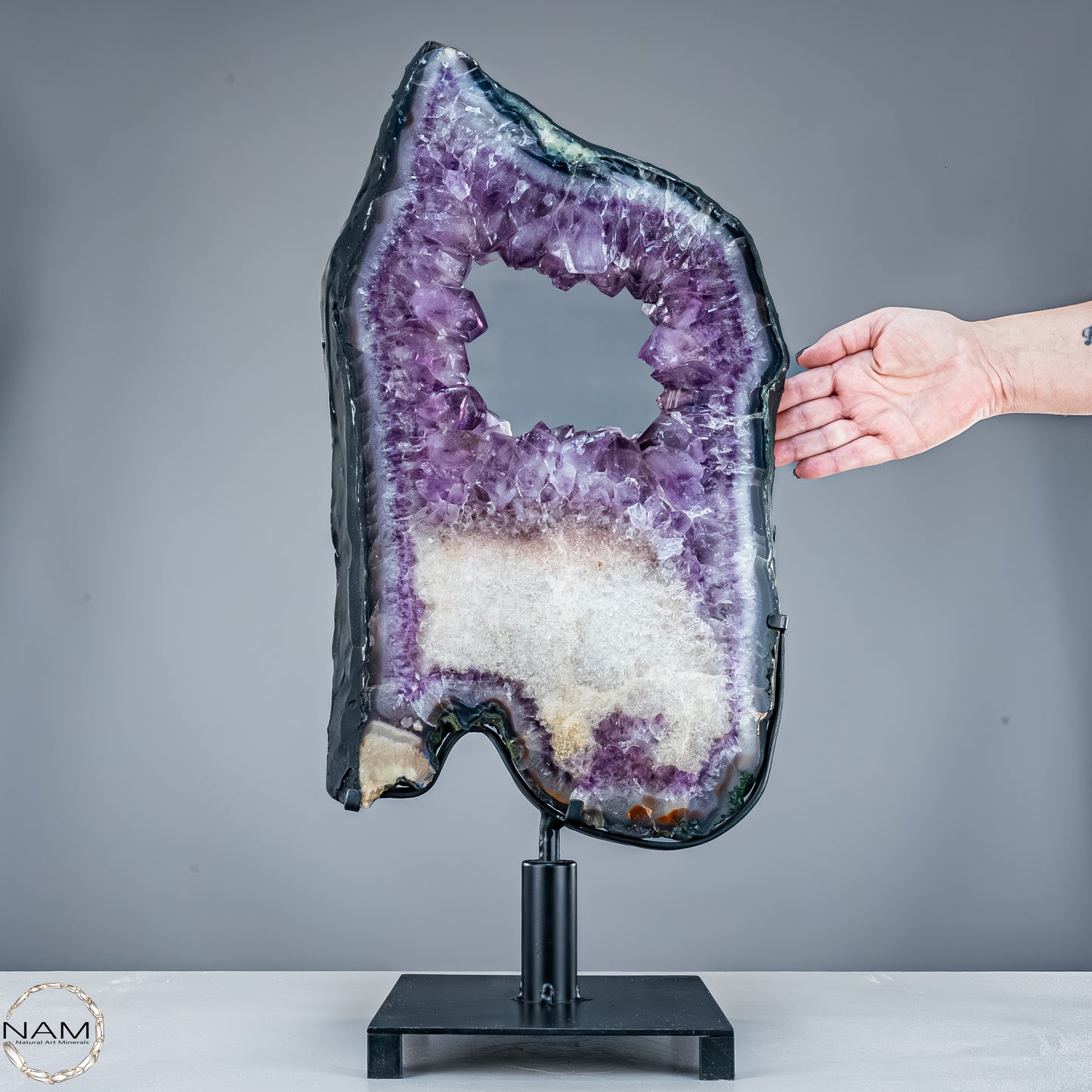Amethyst-Scheibe auf mit pinkfarbenen Amethyst-Kristalle - 11166,66g