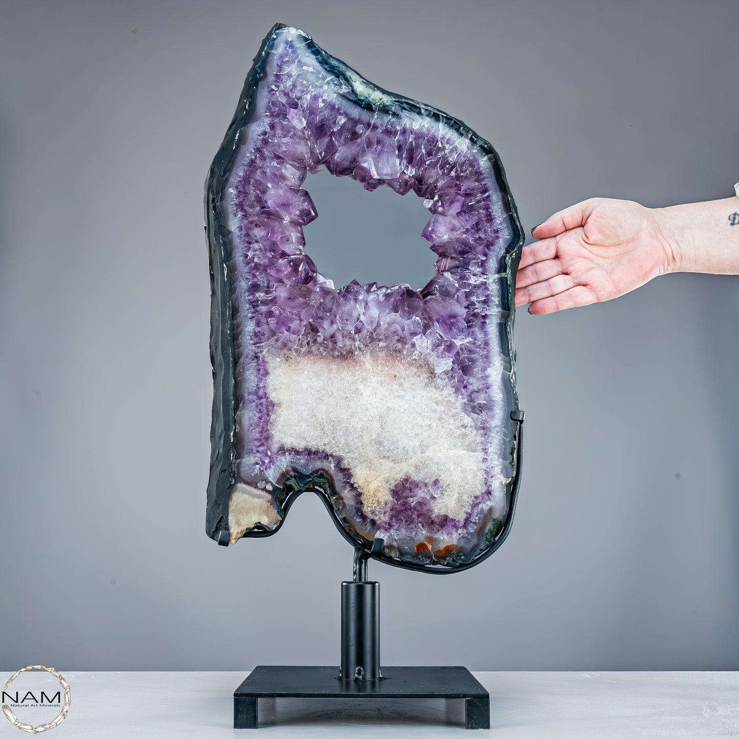 Amethyst-Scheibe auf mit pinkfarbenen Amethyst-Kristalle - 11166,66g