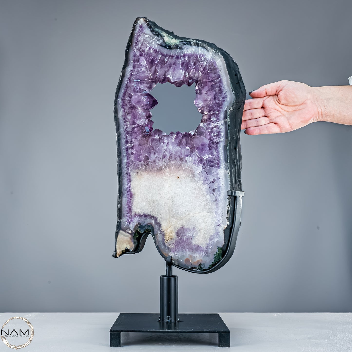 Amethyst-Scheibe auf mit pinkfarbenen Amethyst-Kristalle - 11166,66g