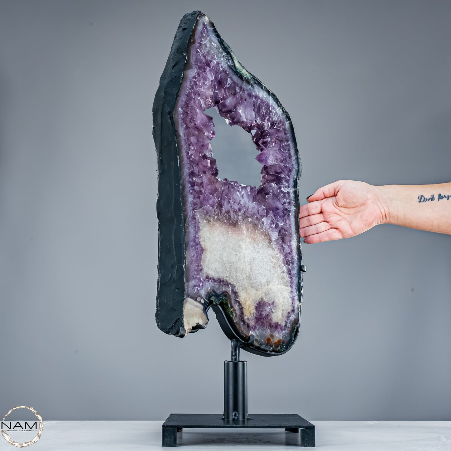 Amethyst-Scheibe auf mit pinkfarbenen Amethyst-Kristalle - 11166,66g