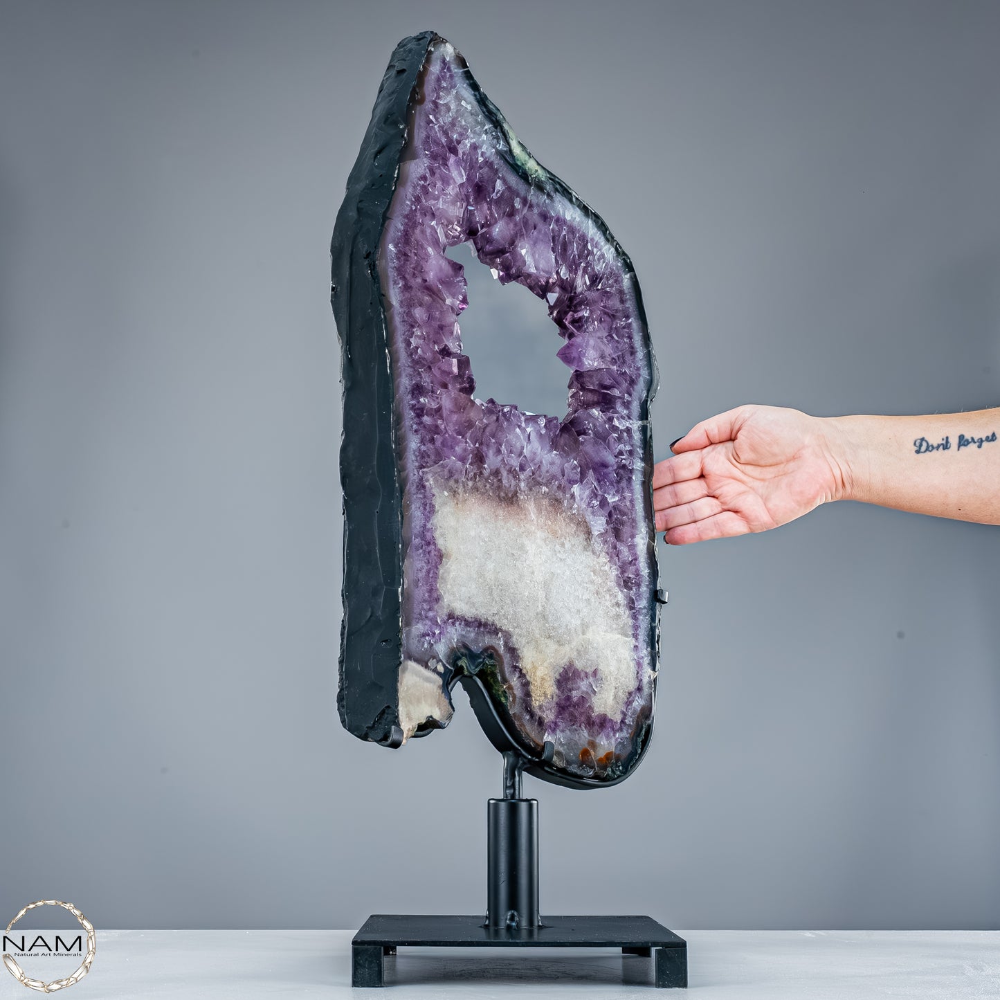 Amethyst-Scheibe auf mit pinkfarbenen Amethyst-Kristalle - 11166,66g