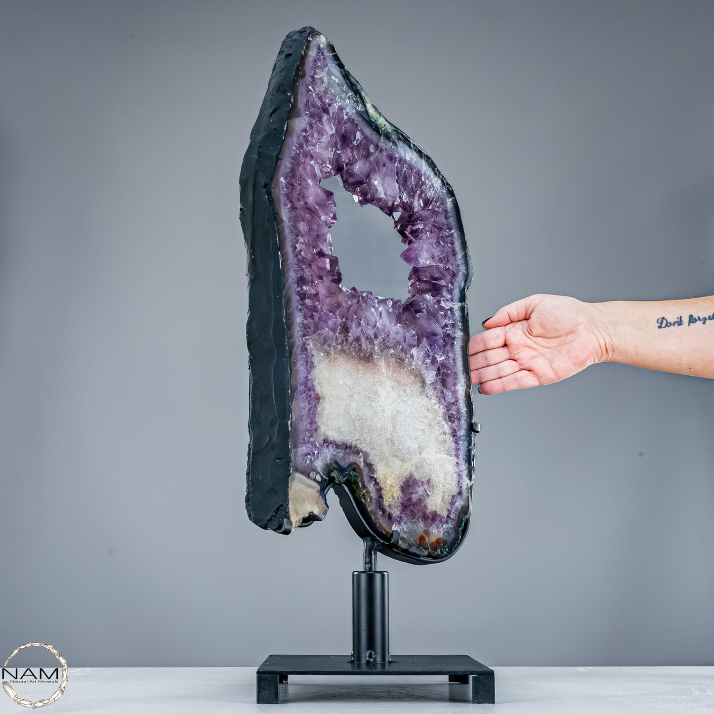 Amethyst-Scheibe auf mit pinkfarbenen Amethyst-Kristalle - 11166,66g