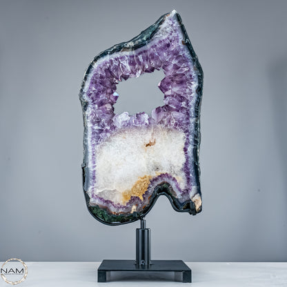 Amethyst-Scheibe auf mit pinkfarbenen Amethyst-Kristalle - 11166,66g