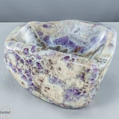 Chevron-Amethyst Schale – Eleganz und Energie in perfekter Form - 9175,33g