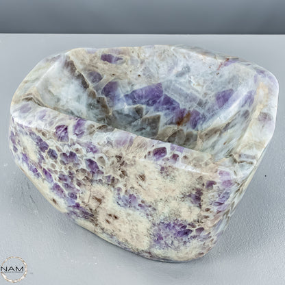 Chevron-Amethyst Schale – Eleganz und Energie in perfekter Form - 9175,33g