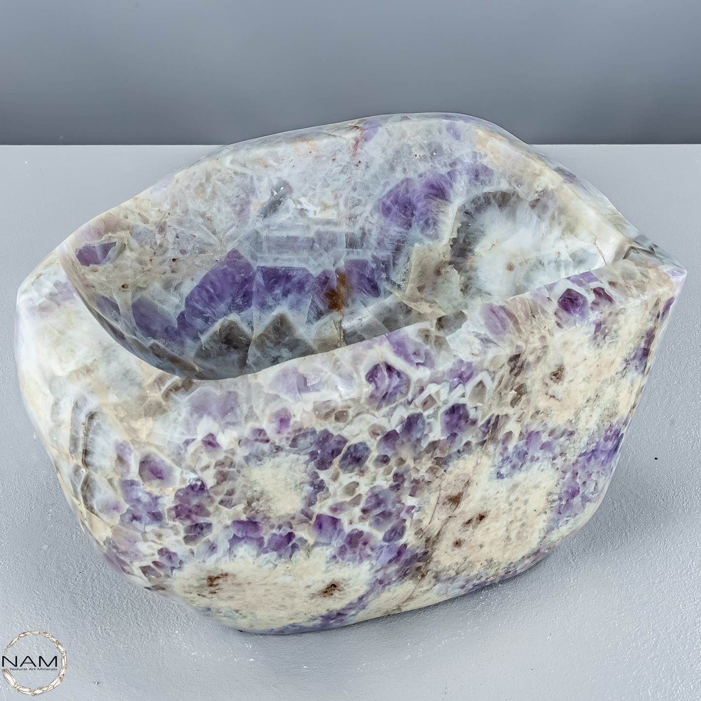 Chevron-Amethyst Schale – Eleganz und Energie in perfekter Form - 9175,33g