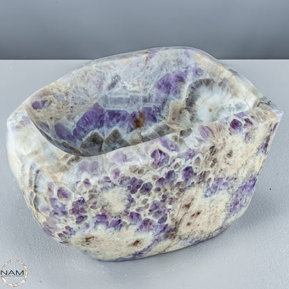 Chevron-Amethyst Schale – Eleganz und Energie in perfekter Form - 9175,33g