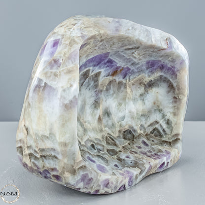 Chevron-Amethyst Schale – Eleganz und Energie in perfekter Form - 9175,33g