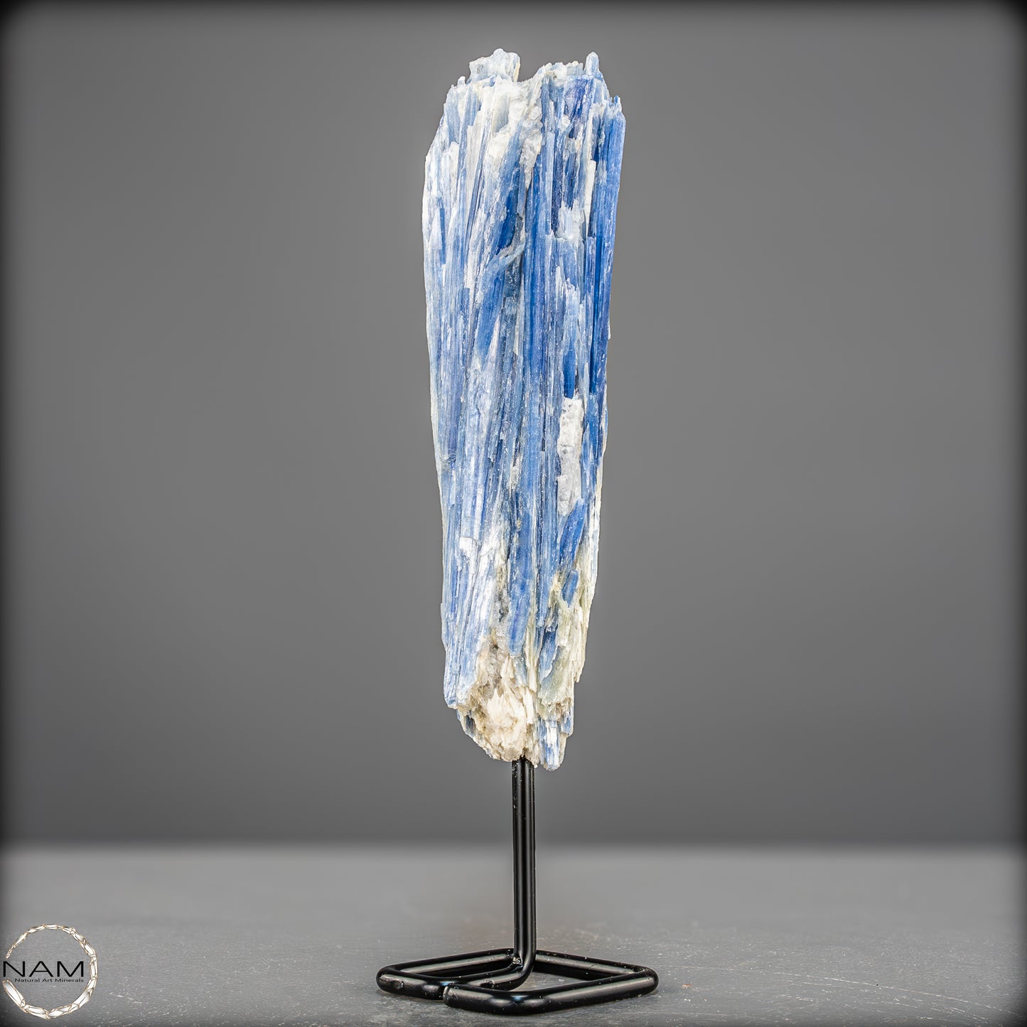 Natürlicher Kyanit-Kristall Cluster auf Ständer aus Brasilien - 438,69g