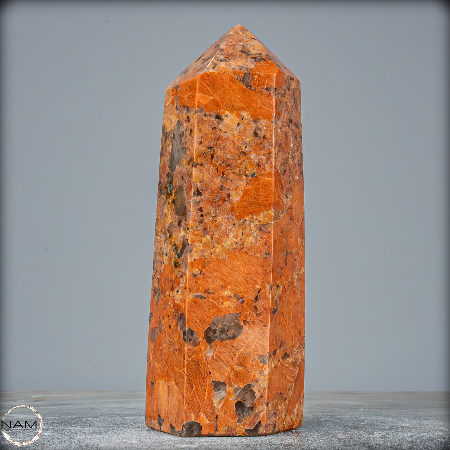 Natürlicher Granat in Feldspat mit Pfirsich-Mondstein Obelisk - 1600,99g